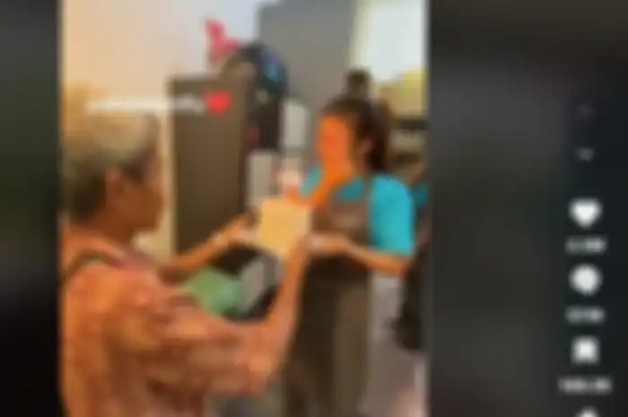 Seorang ayah di Pontianak Kalimantan Barat berikan kejutan kue ulang tahun ke anak perempuannya 
