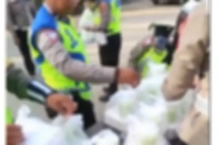 VIRAL Polisi Berseragam Bagi-bagi Takjil Tapi Sepi Peminat, Dikira Razia, tak Ada yang Mau Lewat