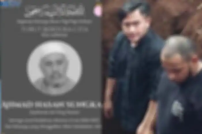 Nassar turun langsung ke liang lahat untuk memakamkan ayahnya di TPU Los Lolongok Bogor, Jumat (29/3/2024).
