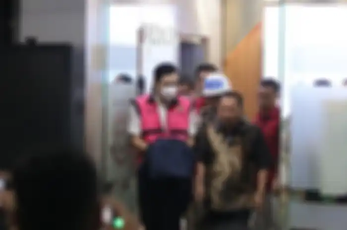 Suami dari aktris Sandra Dewi, Harvey Moeis memakai baju tahanan Kejagung pada 27 Maret 2024. Heboh! Kasus korupsi Rp271 Triliun gegerkan Indonesia! Simak daftar kasus korupsi terbesar di Indonesia yang bikin geleng kepala.