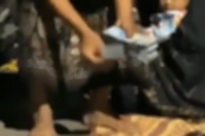 Jemaah di Mesjid Jami' Al Ilyas, Kabupaten Malang, Jawa Timur mendapat hadiah berupa uang tunai dan sembako usai Sholat Tarawih. 