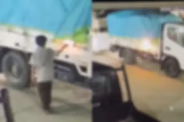 bocah di Kaltim bakr terpal di truk yang sedang terparkir