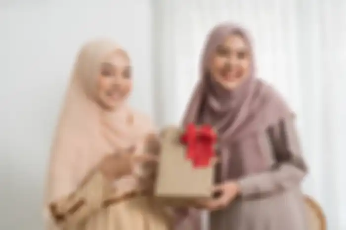 Ilustrasi memberikan hampers lebaran. 