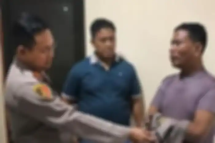 Petugas Polsek Duren Sawit mengamankan polisi gadungan berpangkat Ajun Komisaris Polisi (AKP) yang diduga melakukan pemerasan berupa minta THR kepada pemilik toko distributor air mineral. 