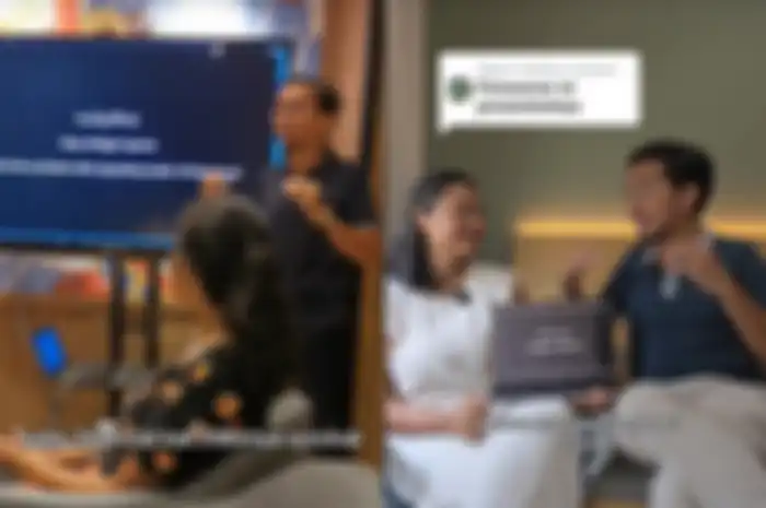 Pria presentasi di depan orang tua pacar demi kantongi restu.