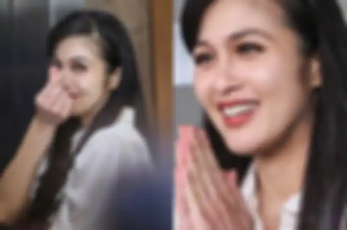 arti simbol saranghaeyo yang dilakukan Sandra Dewi saat tiba di Kejagung