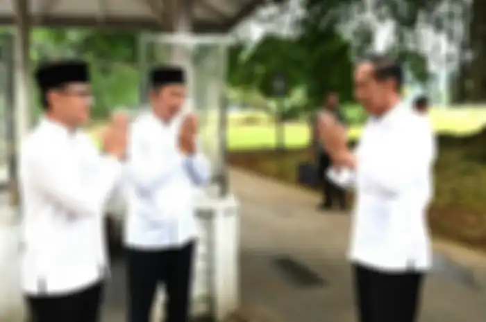 Presiden Joko Widodo menyaksikan pembagian bantuan paket sembako untuk masyarakat di sekitar Kompleks Istana Kepresidenan Bogor, Jawa Barat, Sabtu (6/4/2024)