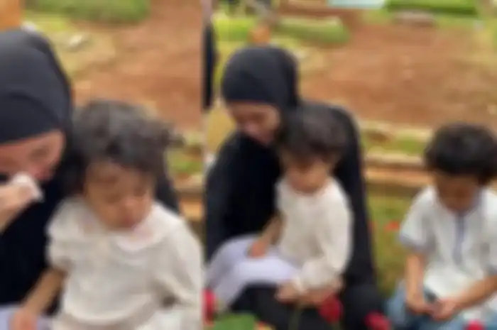 Zulfati Indraloka tampak nangis sesenggukan di depan makan Babe Cabita di TPU Cirendeu pada Rabu (10/4/2024)