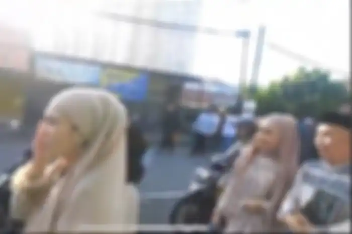 Wajah Ayu Ting Ting kepentok saat buru-buru hampir terlambat salat ied. 