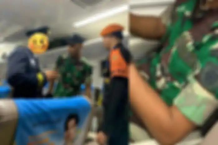 Pria berseragam TNI diam-diam memfoto wanita di kereta.