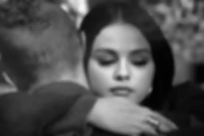 Lirik dan Terjemahan Lagu Let Somebody Go - Coldplay ft Selena Gomez
