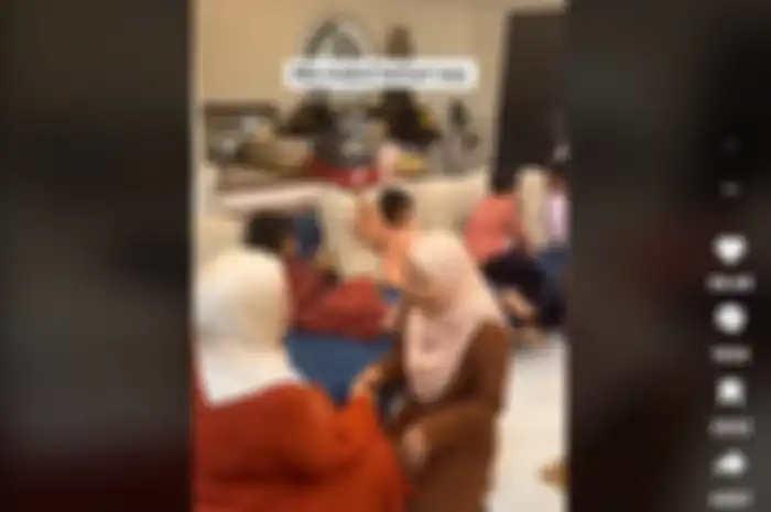 Kisah poligami terekam momen lebaran saat istri kedua, ketiga, dan keempat minta maaf pada istri pertama di Malaysia.  