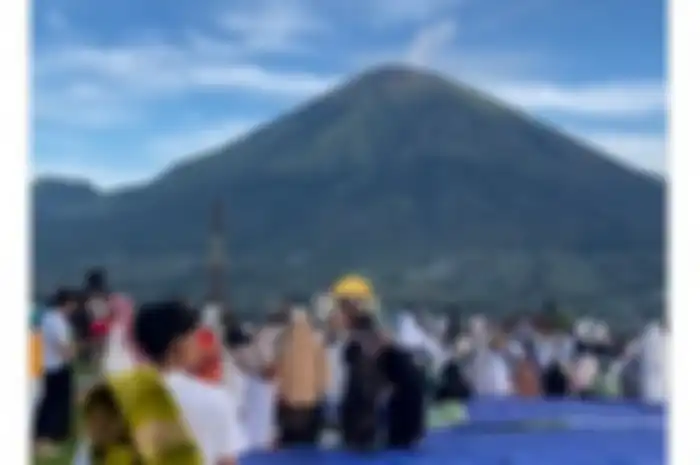 Warga Wonosobo, Jawa Tengah melaksanakan Sholat Idul Fitri disertai pemandangan indah dengan hamparan gunung hijau yang cantik juga sejuk. 