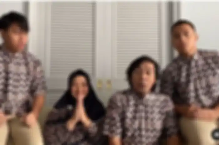 Momen kocak Komeng dan keluarga ucap selamat lebaran, sikap istri jadi sorotan  