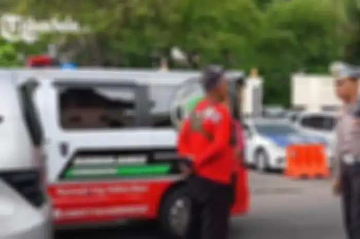 Sebuah mobil ambulans ditilang polisi.