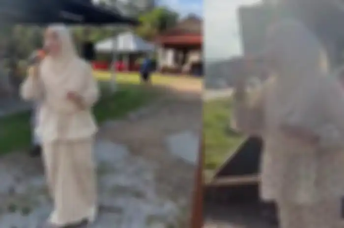 Seorang penyanyi nampak menghibur pemudik yang dilanda macet saat mudik lebaran.