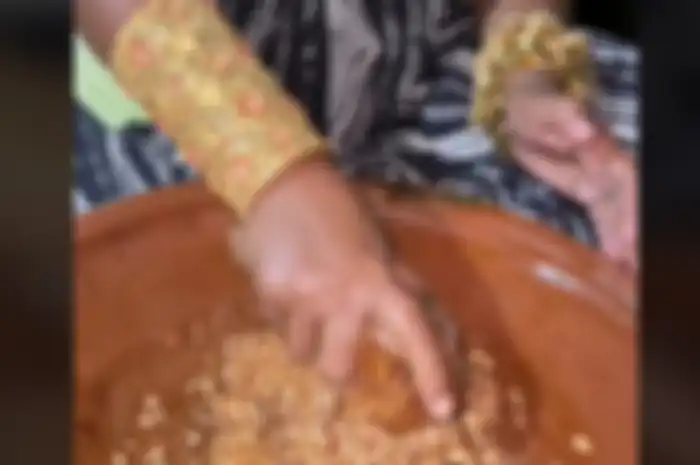 Viral ukuran gelang Emak-emak di Madura ini 