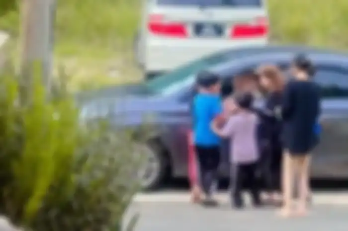  Anak-anak berdiri di pinggir jalan, bersyukur dapat THR dari pengendara yang lewat. 