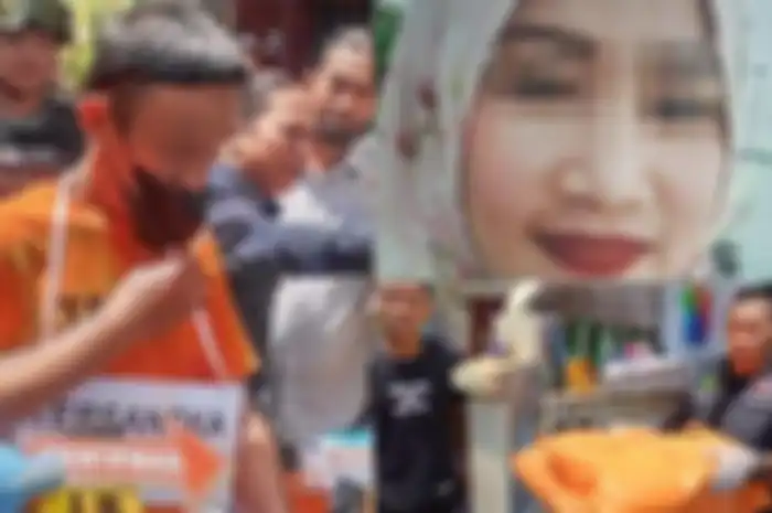 Tersangka H saat memperagakan adegan pembunuhan terhadap istri lalu menguburnya dalam rumah Jalan Kandea II, Kecamatan Bontoala, Kota Makassar, Sulawesi Selatan pada Kamis (18/4/2024).
