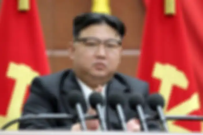 Korea Utara Kim Jong Un berbicara pada Sidang Pleno ke-9 Komite Sentral ke-8 Partai Pekerja Korea (WPK) di gedung markas besar Komite Sentral Partai di Pyongyang, foto dirilis pada 31 Desember 2023. 