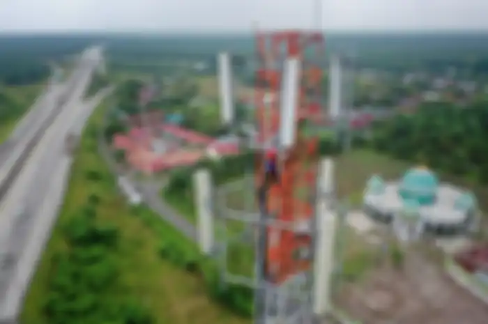 Teknisi XL Axiata melakukan pemeliharaan perangkat BTS tower seputaran Tol Trans Sumatera penghubung Kota Medan – Langkat di Desa Payabakung (25/3)