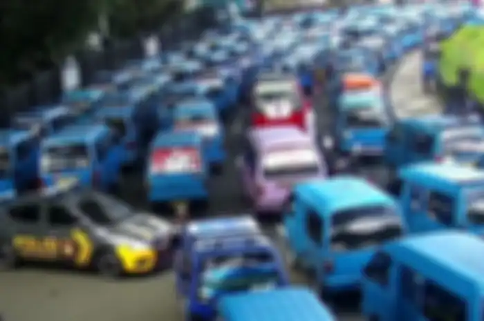 Ratusan sopir angkot di Kota Malang menggelar aksi penolakan kebijakan skema rekayasa lalu lintas satu arah pada Senin (20/2/2023) pagi.
