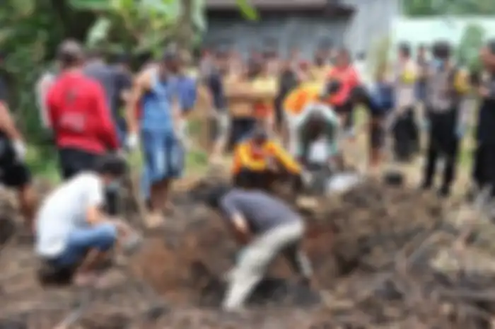 Tim Polres Wonogiri menggali kuburan yang didalamnya ditemukan kerangka manusia di pekarangan di belakang rumah milik pria berinisial SPY (44) di Desa Setren, Kecamatan Slogohimo, Kabupaten Wonogiri, Jawa Tengah, Senin (22/4/2024).