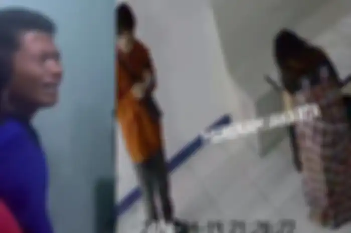 Akting pelaku pembunuhan wanita hamil di ruko Kelapa Gading saat diringkus penyidik kepolisian. Pelaku berinisial A itu nangis saat dicecar di depan keluarganya di Lampung. 