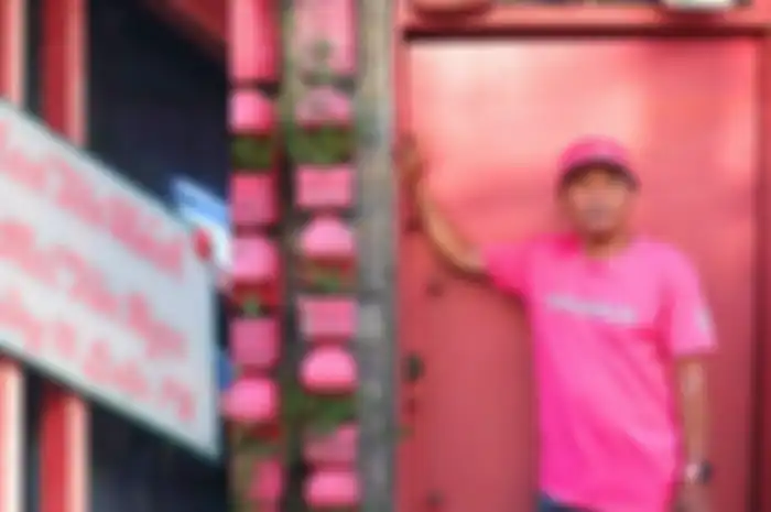 Phan Van Chanh(69) asal Vietnam adalah bapak-bapak penyuka warna pink.