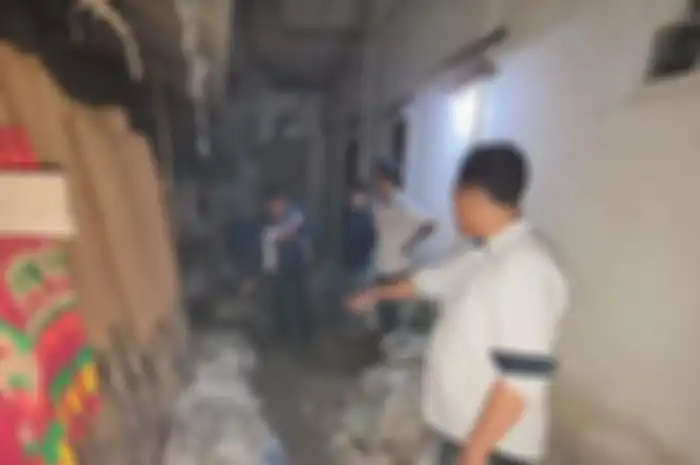 Polisi mengecek lokasi tante bunuh keponakan di kawasan Kabupaten Tangerang, Banten. 