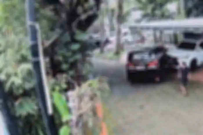 Warga sekitar berlari usai melihat di dalam mobil Toyota Alphard ada anggota Satlantas Polresta Manado, Sulawesi Utara, diketahui bernama Brigadir Ridhal Ali Tomi (RAT) bunuh diri. 