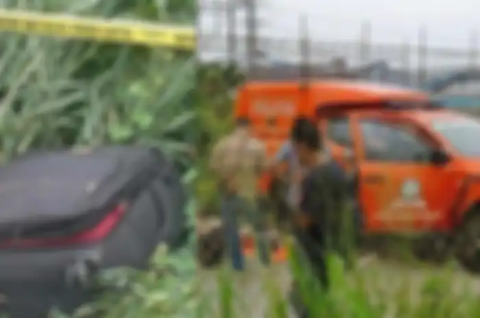 Mayat perempuan ditemukan dalam koper berwarna hitam yang tergelatak di pinggir Jalan Kalimalang, Desa Sukadanu, Kecamatan Cikarang Barat, Kabupaten Bekasi, Kamis (25/4/2024).