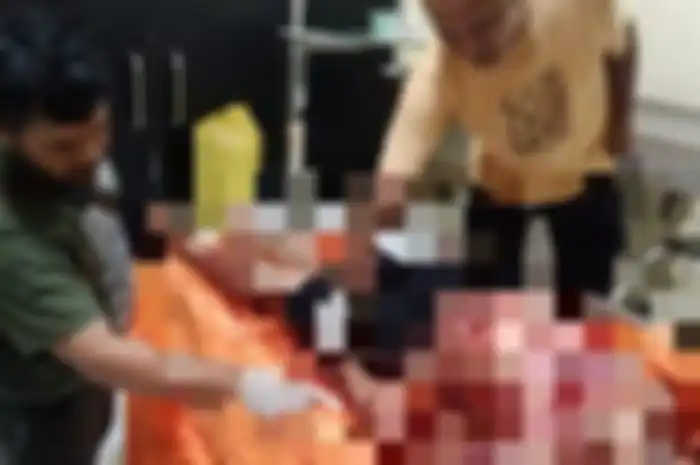Seorang pria ditemukan tewas bersimbah darah di Desa Ciaruteun Ilir, Kecamatan Cibungbulang, Kabupaten Bogor.