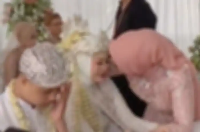 Kisah viral di Tiktok seorang mempelai wanita yang sudah siapkan seragam untuk ayah kandung, ternyata pakaian tersebut justru berakhir dikenakan oleh sang ayah tiri. 