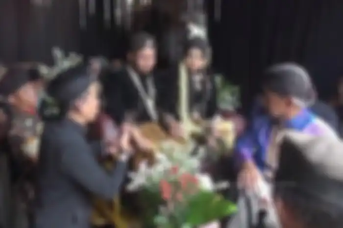 Prosesi ngunduh mantu pernikahan Ustazah Mumpuni dan Gus Fitroh di Temanggung, Rabu (1/5/2024). 