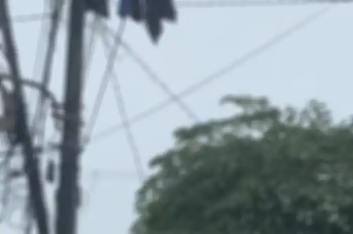 Viral video jemuran nyangkut di tiang listrik