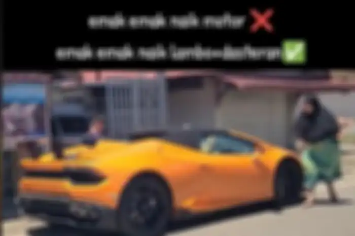 Putri Sandaga seleb TikTok yang pakai daster saat nyetir Lamborghini, di Kandangan, Hulu Sungai Selatan, Kalimantan Selatan.   