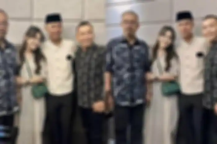 Rencana pernikahan Ayu Ting Ting dan Lettu TNI Muhammad Fardhana bakal diundur.