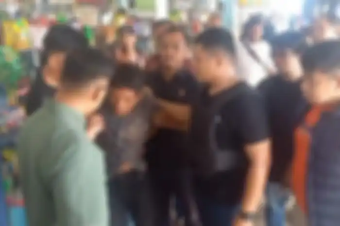 Pelaku Iwan saat digiring tim gabungan personel Polres Karimun yang kemudian dibawa ke Makopolres Karimun menjalani pemeriksaan. 