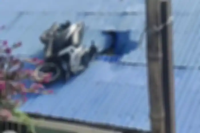 Peristiwa tak terduga terjadi di Balikpapan, Kalimantan Timur lantaran sebuah sepeda motor yang tersangkut di atap salah satu rumah warga. 