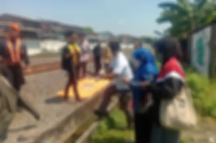 Pengendara sepeda motor tewas tertabrak kereta di perlintasan sebidang terjaga Jalan Anjasmoro Semarang petak jalan Stasiun Semarang Poncol - Stasiun Jerakah
