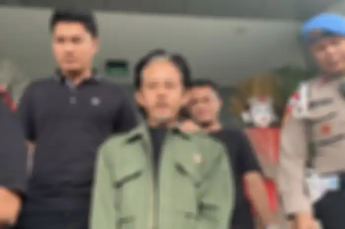 Pesinetron Epy Kusnandar menjalani pemeriksaan kesehatan berkait kasus dugaan penyalahgunaan narkoba jenis ganja di Mapolres Metro Jakarta Barat, Sabtu (11/5/2024).