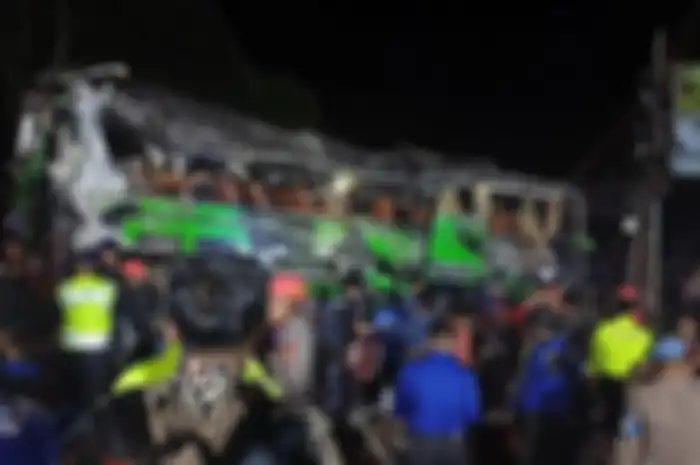  Bus pariwisata Putera Fajar dengan nomor polisi AD 7524 OG yang mengalami kecelakaan di Ciater, Kabupaten Subang, Jawa Barat