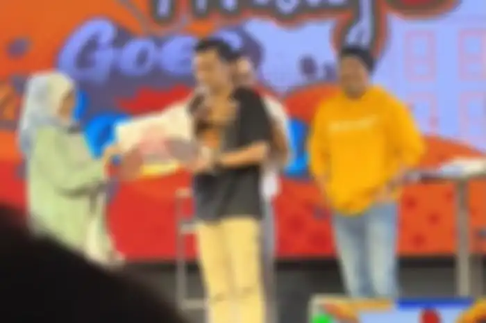 Dapat hadiah berupa sepeda motor dari acara Kick Andy Goes to Campus, seorang mahasiswa pilih tolak hadiah yang seharusnya diperuntukan baginya.  
