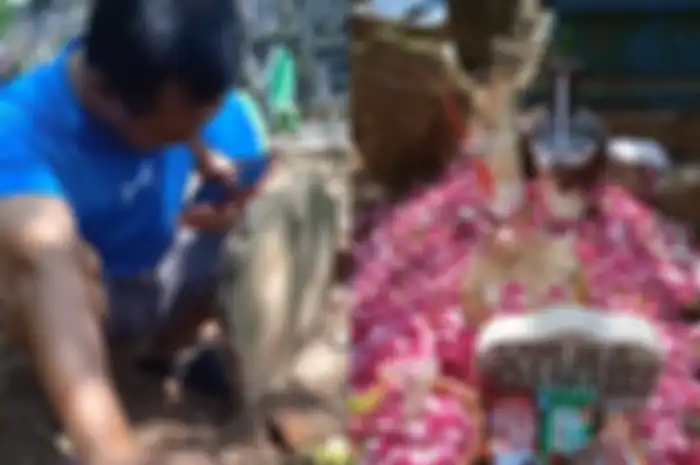 Viral pasangan suami istri bawa es krim ke makam, penuhi permintaan terakhir sang anak