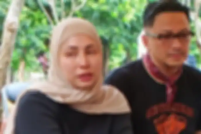 Deswita Maharani didampingi suaminya, Ferry Maryadi sedang berduka setelah ayahnya Yusuf Affendy meninggal dunia, Sabtu (18/5/2024). 