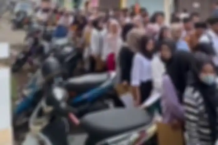 Ratusan pelamar kerja memadati warung seblak di Ciamis, Jawa Barat yang sedang mencari tambahan pegawai. 