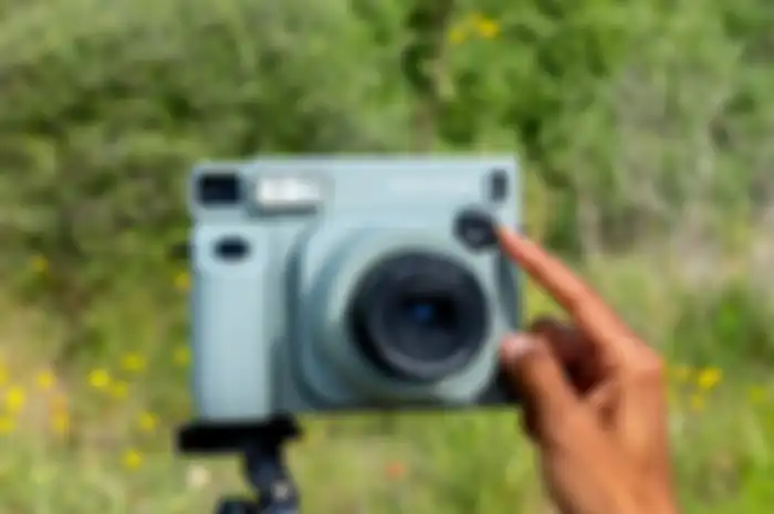 FujiFilm memperkenalkan Instax Wide 400 yang dibandrol dengan harga 2 jutaan di Indonesia
