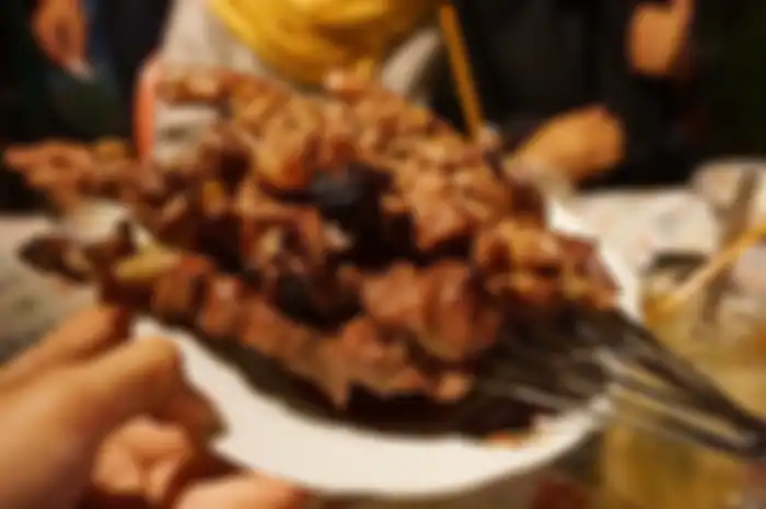 Sate klathak disajikan dengan tusukan besi sebagai pengganti tusukan kayu.