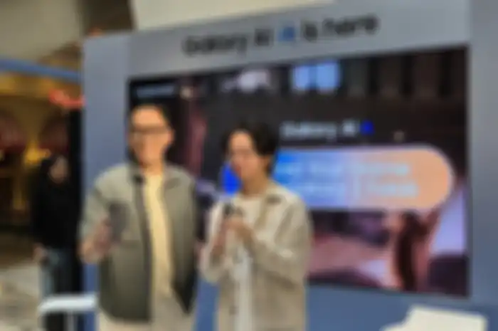 Ilham Indrawan, MX Product Marketing Senior Manager Samsung Electronics Indonesia & Afif Yulistian, seorang content creator dan professional gamer menjelaskan pengalaman bermain game dan produktivitas dengan Galaxy Z Fold6